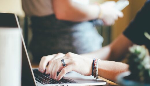 パソコンキーボードを打っている女性の手の画像